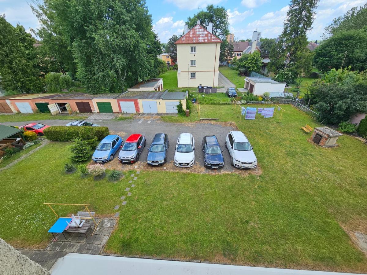 Apartman Opava S Parkovanim Bagian luar foto