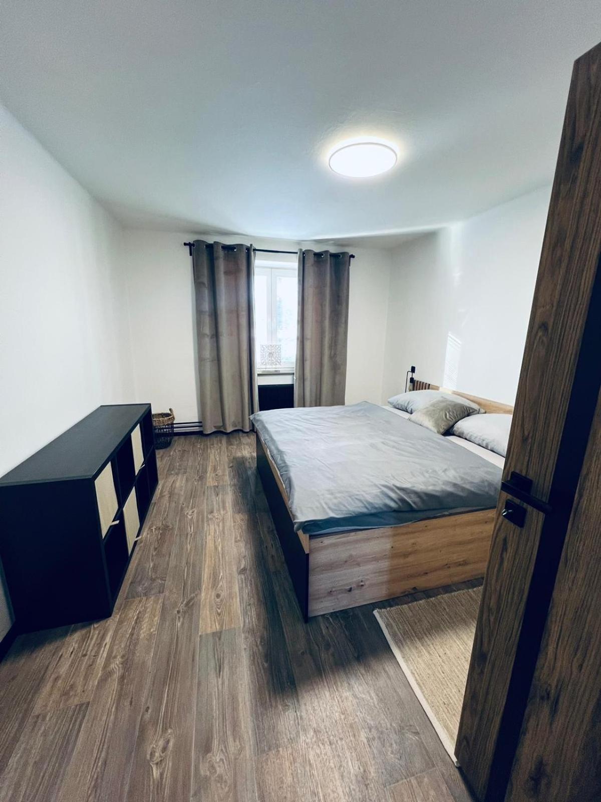 Apartman Opava S Parkovanim Bagian luar foto